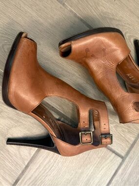 Women’s Ralph Lauren Heels size 8 brown leather
